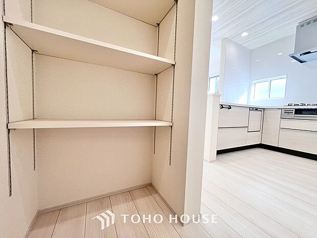 建物内部の収納には拘りました。共有部分に設けた収納。お荷物が多い方にも安心です。