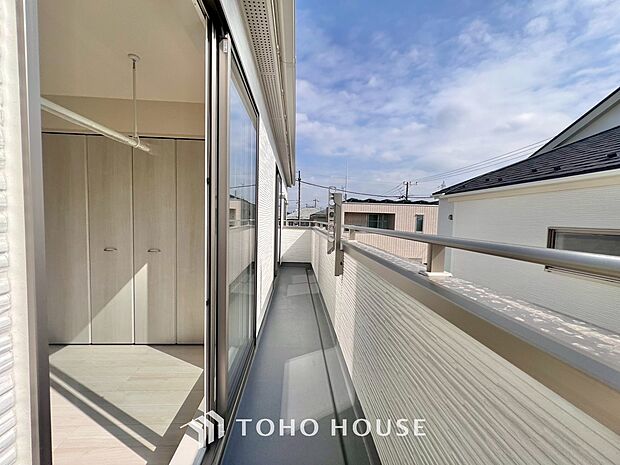 暖かい陽ざしが差込むバルコニー。晴れた日には、洗濯物が良く乾きます。風通しも良好です。