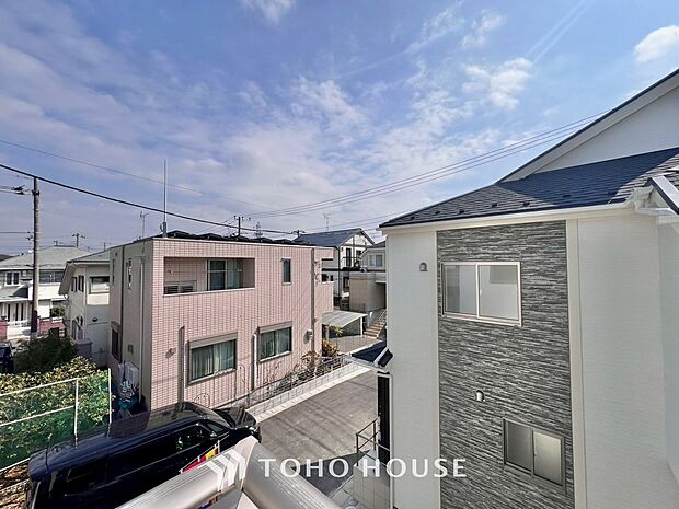 豊かな陽光に照らしだされる素敵な空間。季節を問わず華やいだ素敵な風景をお楽しみいただけます。
