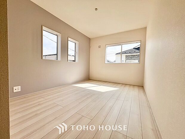 清潔感あるホワイトの壁紙と温もり溢れるカラーの床材が見事に調和した本邸宅。