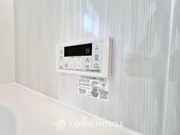 スイッチひとつで湯を浴槽に張ったり、保温や追い焚き機能を自動で行える便利なオートバスシステムを搭載。