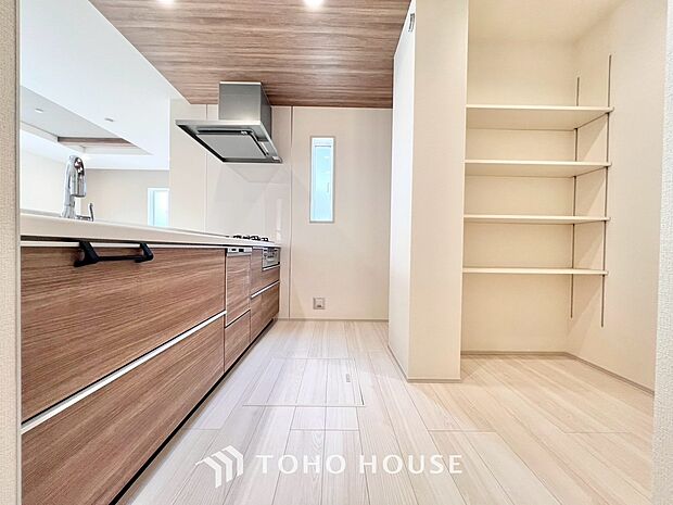 大型の冷蔵庫も配置できる広々としたキッチンスペースでお料理や家事をスムーズに進めることができます。