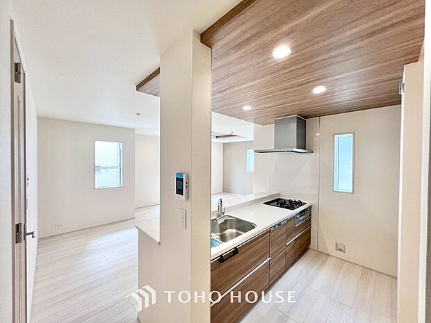 家族みんなでゆったりと調理や食事の準備ができる十分な広さを確保した、快適なキッチンスペース。