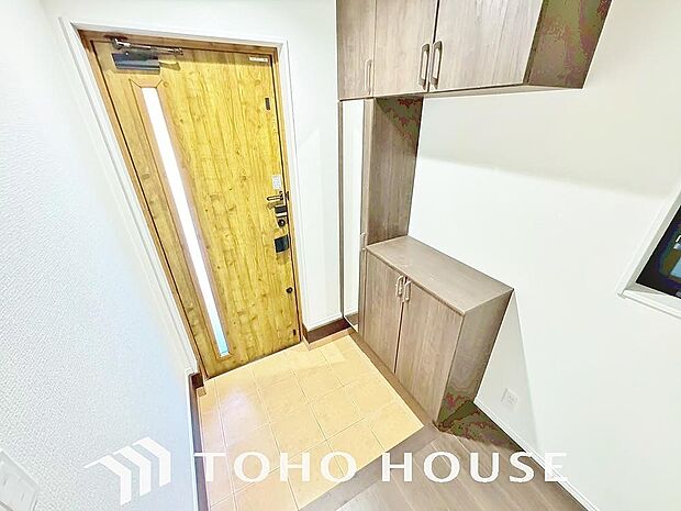 ゲストを招き、家族を迎える玄関は、ディスプレイや照明にこだわってみてはいかがでしょうか。