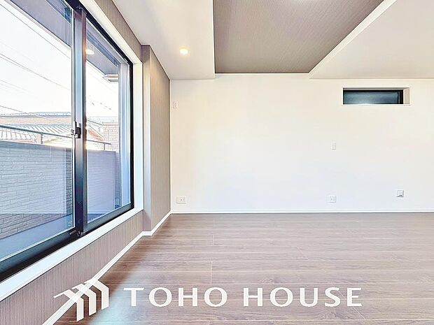 爽やかな通風と採光を存分に感じる事が出来る空間。毎日の暮らしに癒しをもたらす居心地の良いリビング。