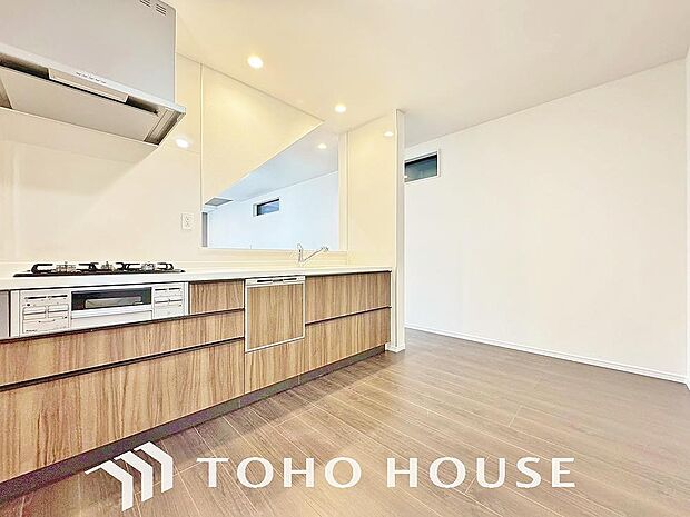 美しく使いやすいキッチン空間。優しい温もりを醸し出すキッチンは料理の為の配慮を随所に注ぎました。