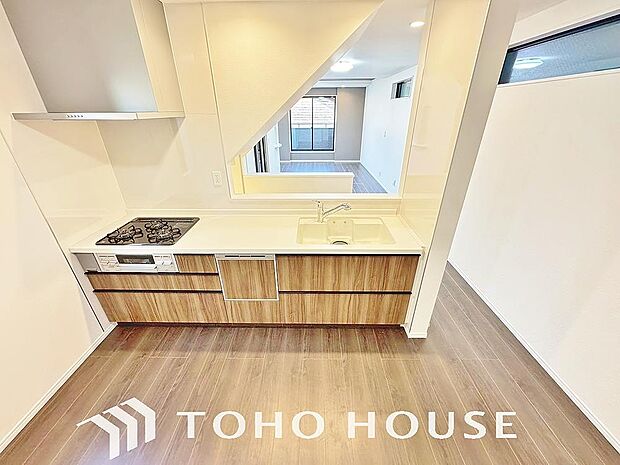 大型の冷蔵庫やレンジボードもしっかり置ける広々としたキッチンスペース。