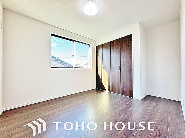 快適な光を取り入れ、心地よい風を取り入れます。心と体をゆったりと安らげる寝室。