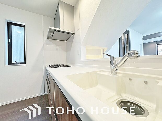 浄水器。ボタンひとつで浄水と原水に切り替えられる浄水器一体型水栓を使用。