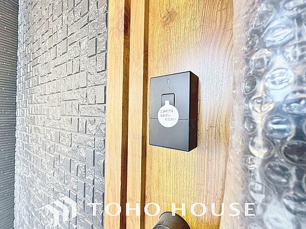 合鍵防止・オートロック設定など防犯性も高く、手がふさがっていても開錠できるスマートキー。