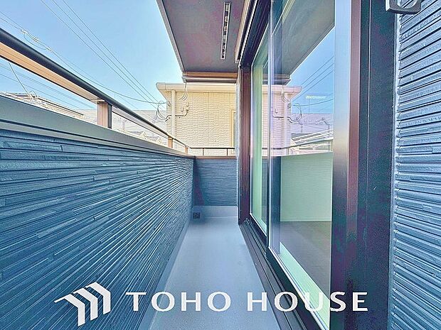 頬をなでる優しい風を感じることが出来るバルコニー。つい深呼吸をしたくなる気持ちの良い眺望です。