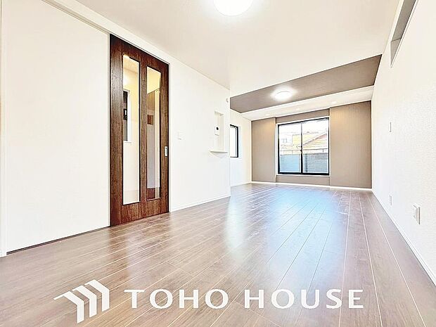 明るく穏やかな空気の中で飲んだり、食べたり、笑ったり。一日の中で多くの時間を過すことになるリビング。