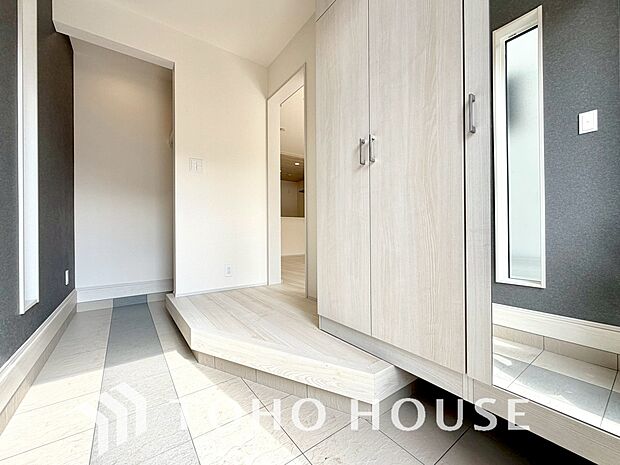 ゲストを招き、家族を迎える玄関は、ディスプレイや照明にこだわってみてはいかがでしょうか。