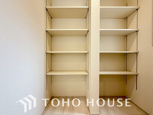 買い置きした日用品や食品等を収納する場所として最適なパントリー収納がございます。