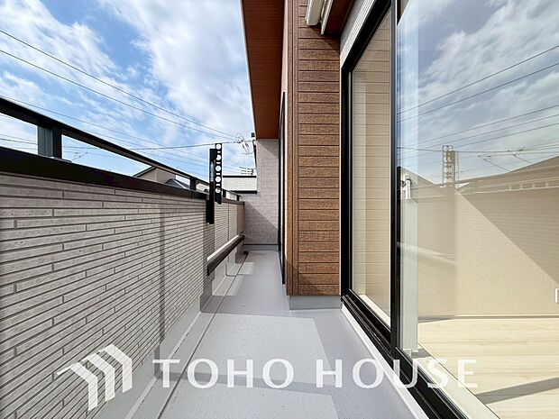 暖かい陽ざしが差込むバルコニーは、晴れた日には、洗濯物が良く乾きます。また、風通しも良好です。