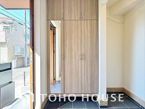 毎日みんなを見送り、そして迎え入れる場所だから。帰りたくなる家をテーマに設計した、自慢の玄関です。