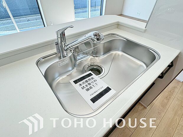 安全でおいしい水を手軽に。ボタンひとつで浄水と原水に切り替えられる浄水器一体型水洗を使用。