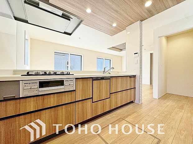 キッチンの収納は、デッドスペースになりやすい箇所を有効活用できる、スライド式収納を採用しました。