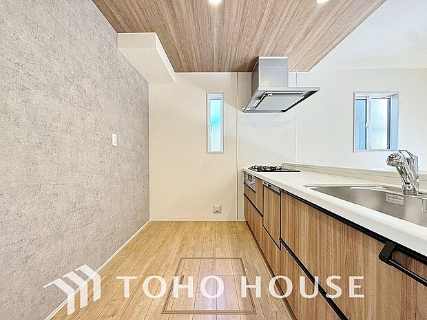 ご家族みんなで調理ができる位のスペースを実現したキッチン空間となっております。