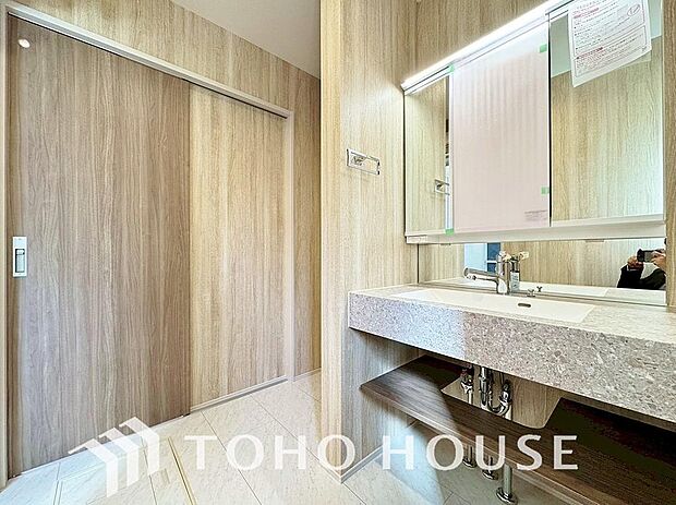 身だしなみのチェックがしやすい大きな鏡、下には収納がたっぷり。スッキリとした空間を演出いたします。