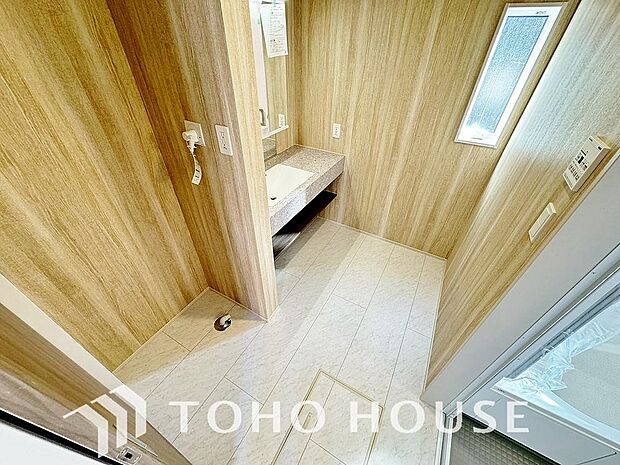 手で洗いたい大切な服など、広く使えると助かる洗面台は汚れの付きにくい形状と素材で造られております。