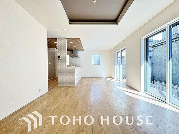 光と風があふれる開放的なリビングダイニングには自然と家族みんなが集まってきます。