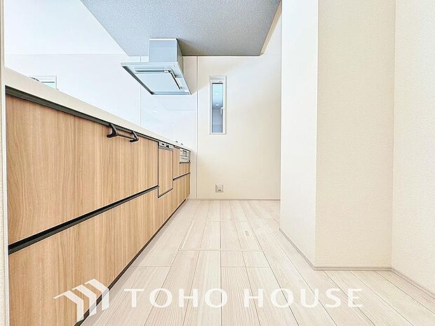 夫婦そろってキッチンに立っても調理がしやすく余裕の広さ。家事をしながら会話も弾みます。