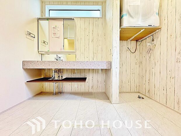 手で洗いたい大切な服など、広く使えると助かる洗面台は汚れの付きにくい形状と素材で造られております。