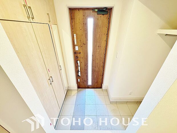 ゲストを招き、家族を迎える玄関は、ディスプレイや照明にこだわってみてはいかがでしょうか。