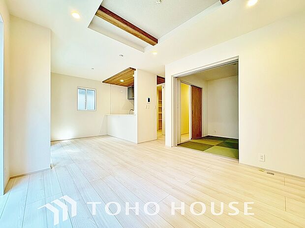 リビングも広く設け、訪れる人々を暖かく迎えてくれます。