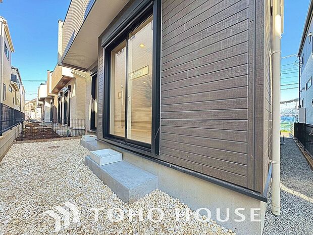 リビングの窓先に緑を感じる生活が贅沢に感じる世の中です。ガーデニングで癒しの空間を。