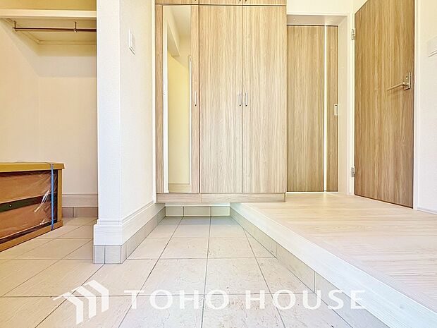 玄関そばの廊下収納。日用品のストックや防災グッズを置いたりと、何かと便利に使えます。