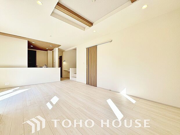 リビングも広く設け、訪れる人々を暖かく迎えてくれます。