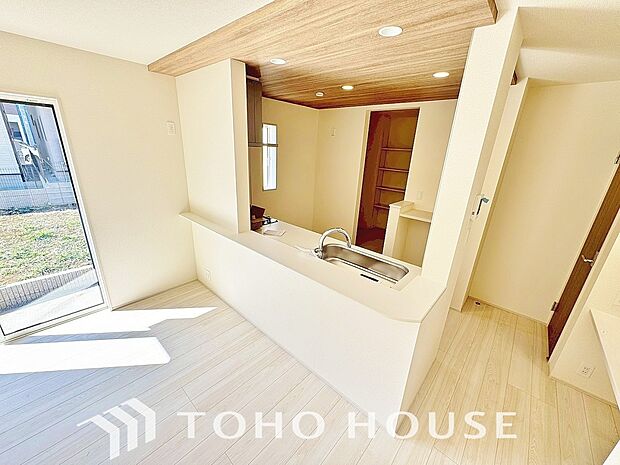 夫婦そろってキッチンに立っても調理がしやすく余裕の広さ。家事をしながら会話も弾みます。