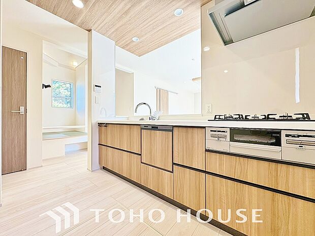 ご家族みんなで調理ができる位のスペースを実現したキッチン空間となっております。