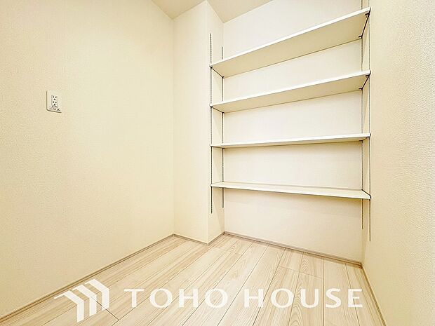 建物内部の収納には拘りました。共有部分に設けた収納。お荷物が多い方にも安心です。