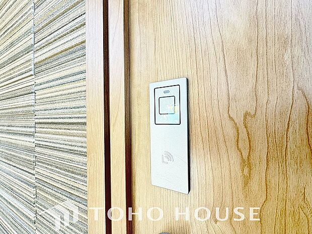 ICチップを用いたカードやボタンなどで玄関扉の鍵の施錠・解錠が出来る設備。