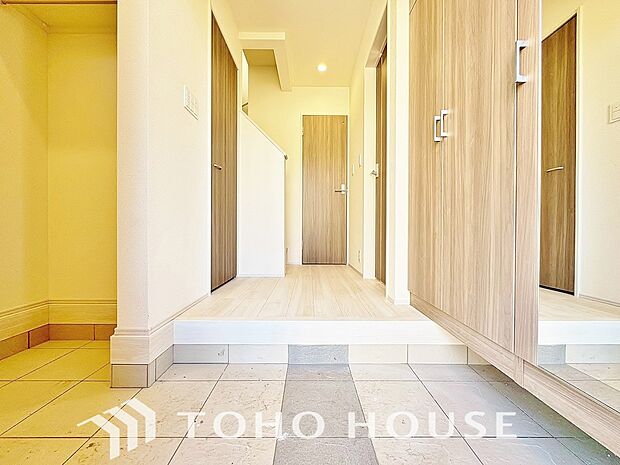 玄関そばの廊下収納。日用品のストックや防災グッズを置いたりと、何かと便利に使えます。