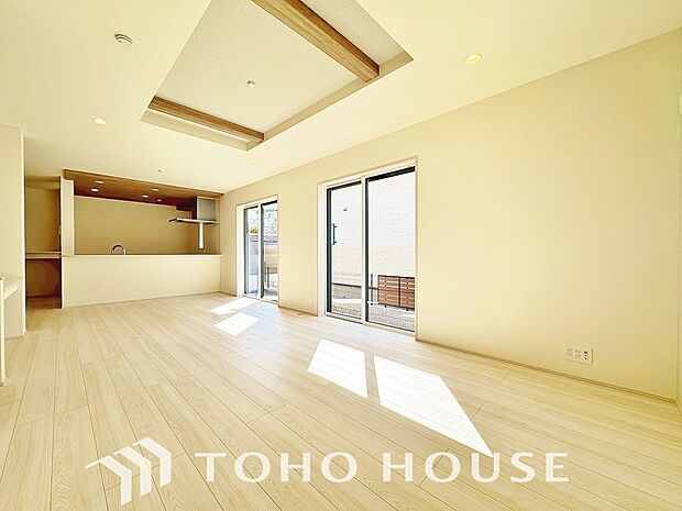 光が注がれる青い空から鮮やかに赤色にゆっくりと染まる。そんな優しい時間がここでは流れてゆく。