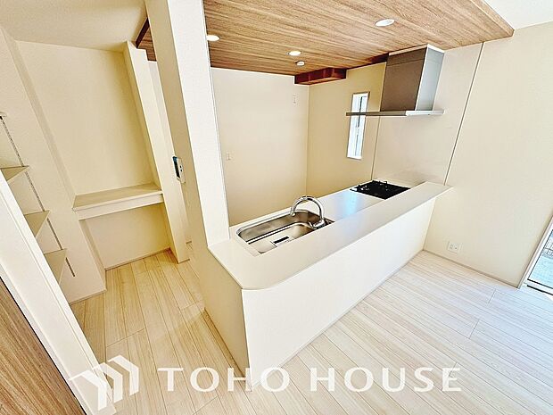 広々キッチンを採用。みんなで作った料理を召し上がりながらの会話は、どのような物になるのでしょうか。