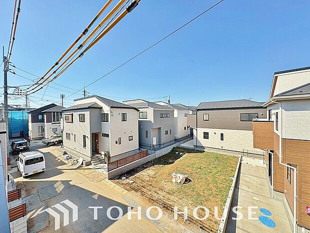 星空が地上に映りこむかのような夜景のきらめきまで、この街ならではの美しい風景の物語が室内に展開。