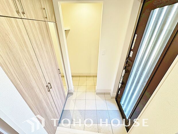 毎日みんなを見送り、そして迎え入れる場所だから。帰りたくなる家をテーマに設計した、自慢の玄関です。