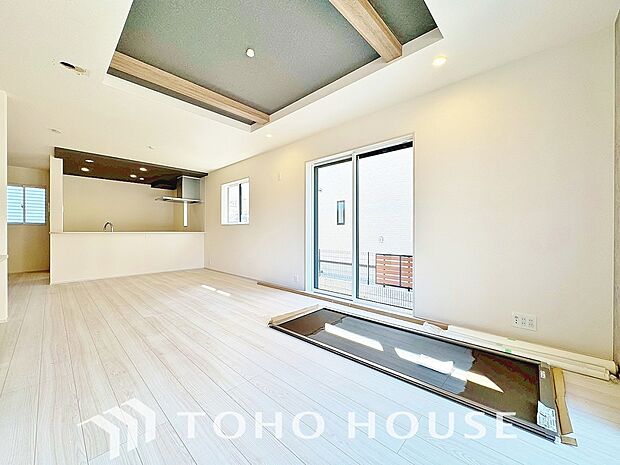 光が注がれる青い空から鮮やかに赤色にゆっくりと染まる。そんな優しい時間がここでは流れてゆく。