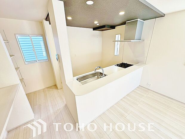 ご家族みんなで調理ができる位のスペースを実現したキッチン空間となっております。