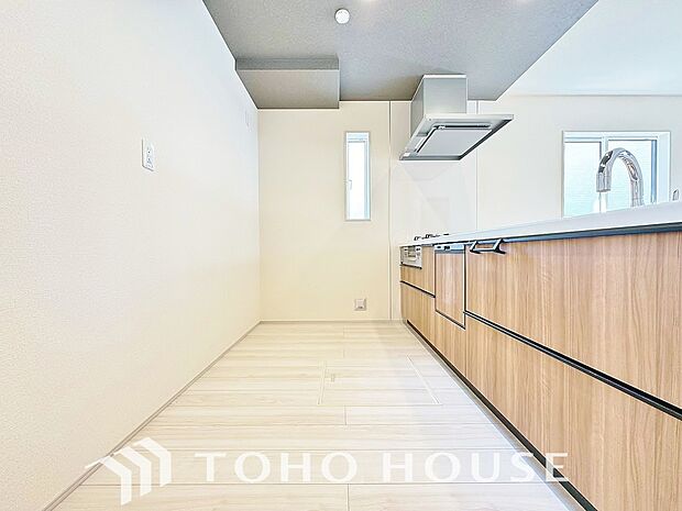 夫婦そろってキッチンに立っても調理がしやすく余裕の広さ。家事をしながら会話も弾みます。