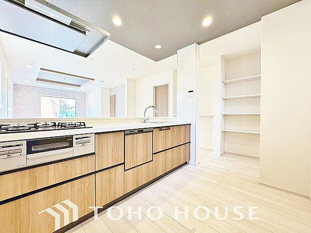 キッチンの収納は、デッドスペースになりやすい箇所を有効活用できる、スライド式収納を採用しました。