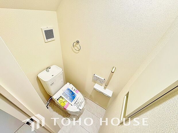 十分な広さと清潔感のあるカラーで纏まったおトイレ。時間に余裕とゆとりを持たせます。