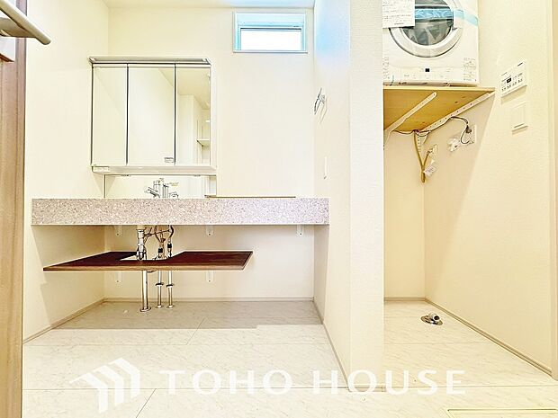 身だしなみのチェックがしやすい大きな鏡、下には収納がたっぷり。スッキリとした空間を演出いたします。