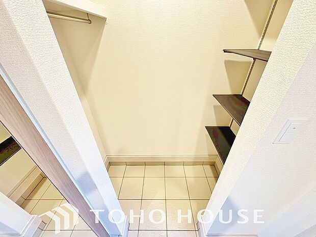 建物内部の収納には拘りました。共有部分に設けた収納。お荷物が多い方にも安心です。