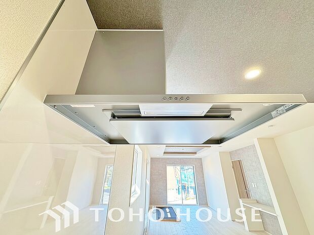 昨今主流のスリムタイプのレンジフード。スタイリッシュな見た目からインテリアとしても人気がある型です。